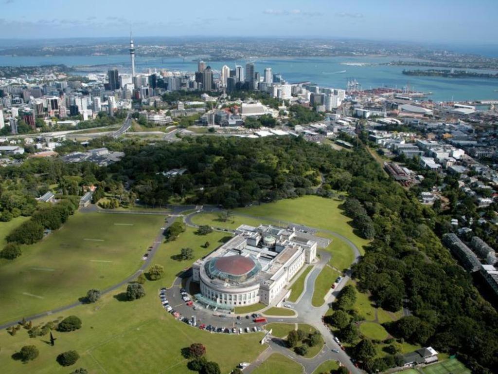 Base Auckland Hostel Exterior photo
