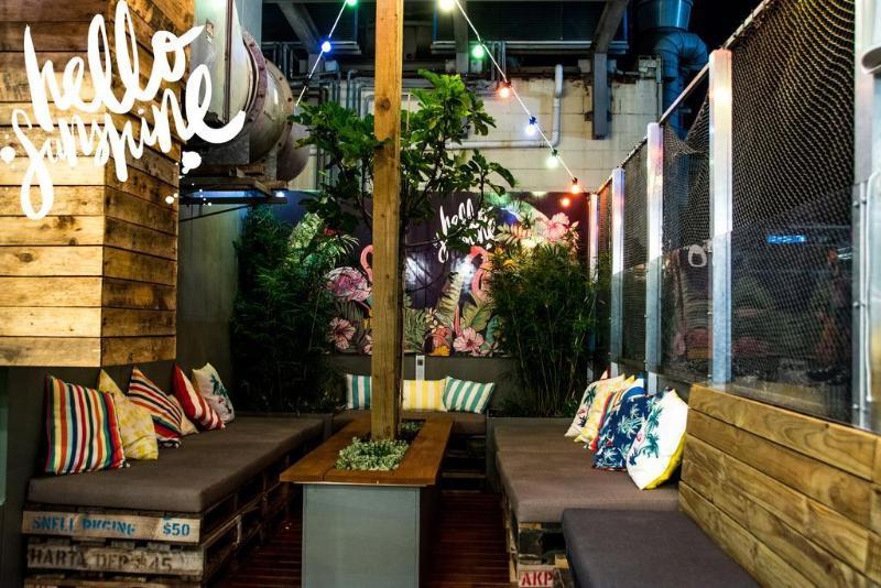 Base Auckland Hostel Exterior photo