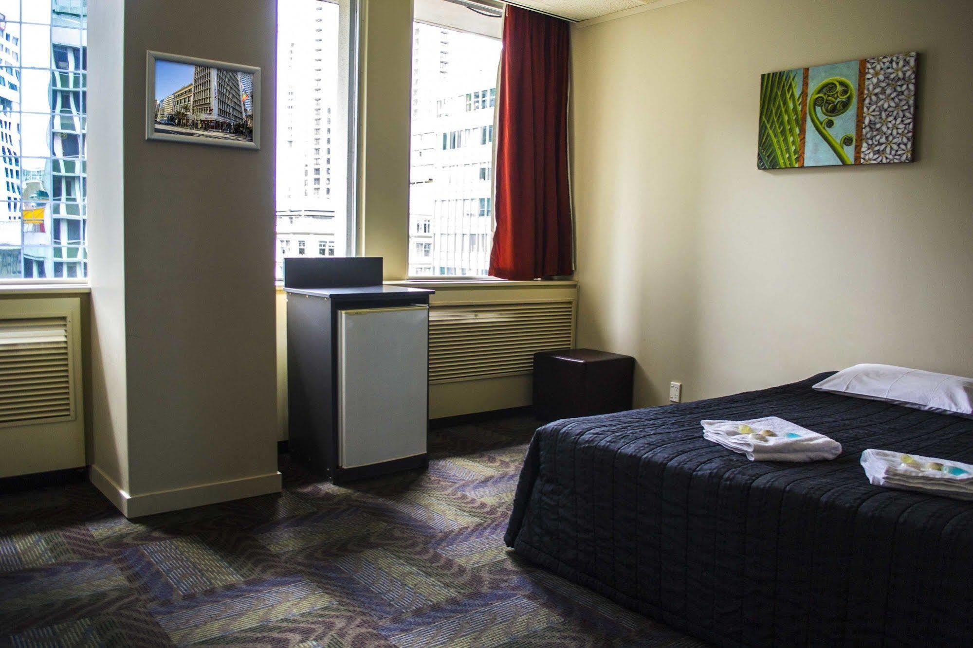 Base Auckland Hostel Exterior photo